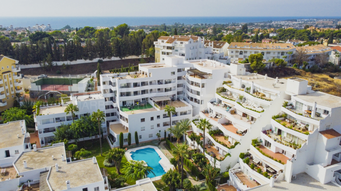 Incredible investment opportunity to purchase a two bedroom apartment in the gated community of Jardines de Andalucía with sea views