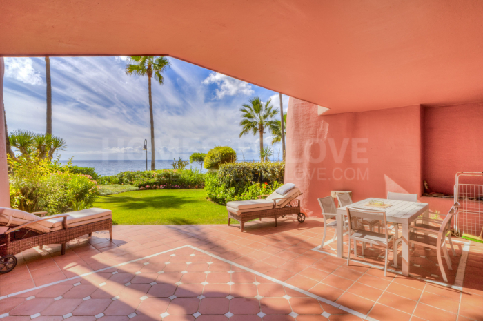 Impresionante apartamento en planta baja de dos dormitorios, situado en la lujosa comunidad cerrada de Menara Beach, Estepona.