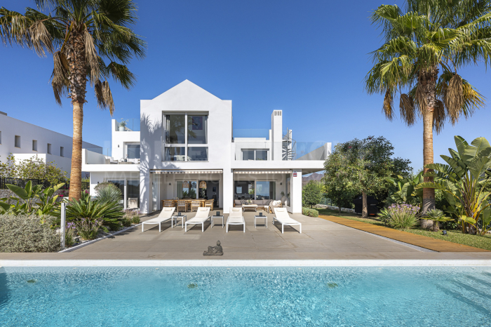 Geräumige Villa mit beheiztem Pool und malerischer Umgebung zum Verkauf in La Mairena, Marbella Ost