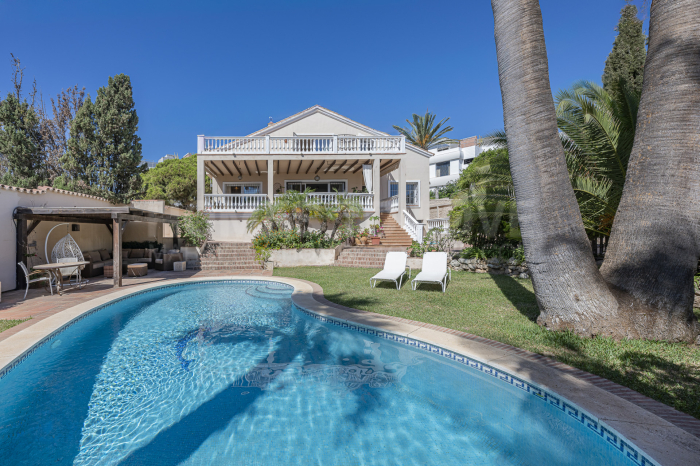 Strandvilla mit hervorragendem Zugang und Annehmlichkeiten zum Verkauf in Costabella, Marbella Ost