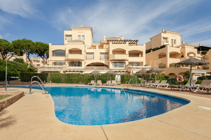 Wonderful three-bedroom ground floor apartment in the gated community Hacienda Elviria