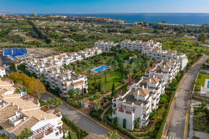 Bright and spacious two bedroom penthouse located in Selwo Hills, Estepona with sea and mountain views