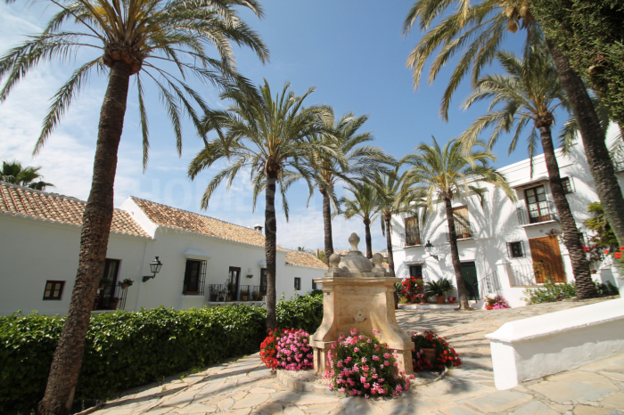 Hermosa casa adosada de cuatro dormitorios situada en la encantadora comunidad Lomas Del Marbella Club Pueblo