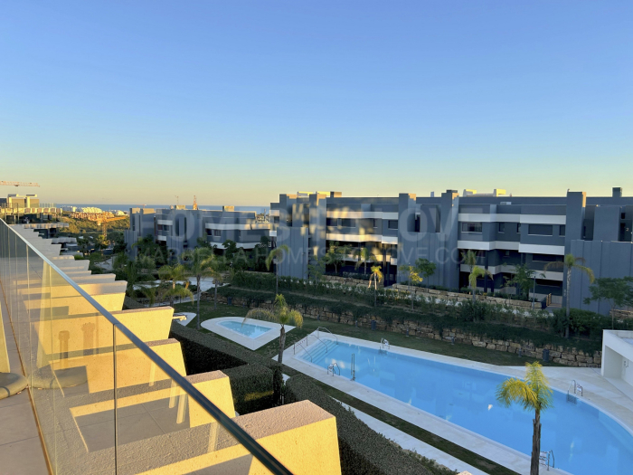 Elegant three-bedroom apartment in Oasis325, East Estepona