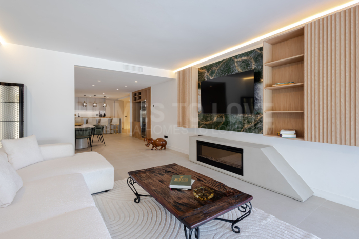 Spectaculaire appartement de trois chambres récemment rénové avec un design luxueux et des qualités de luxe, à Kings Hills, sur le Golden Mile de Marbella