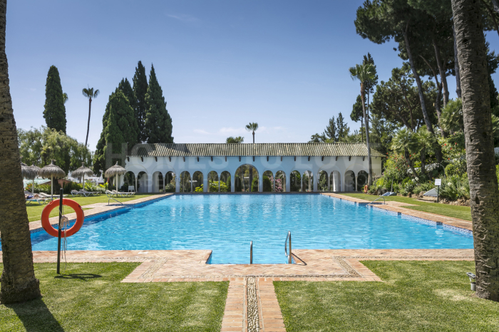 Spacious two bedroom, south facing apartment in the ever-popular community of Señorio de Marbella with sea views