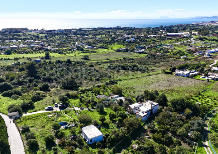 Amplia finca de 5 dormitorios con casa de huéspedes y vistas al mar en venta en Estepona