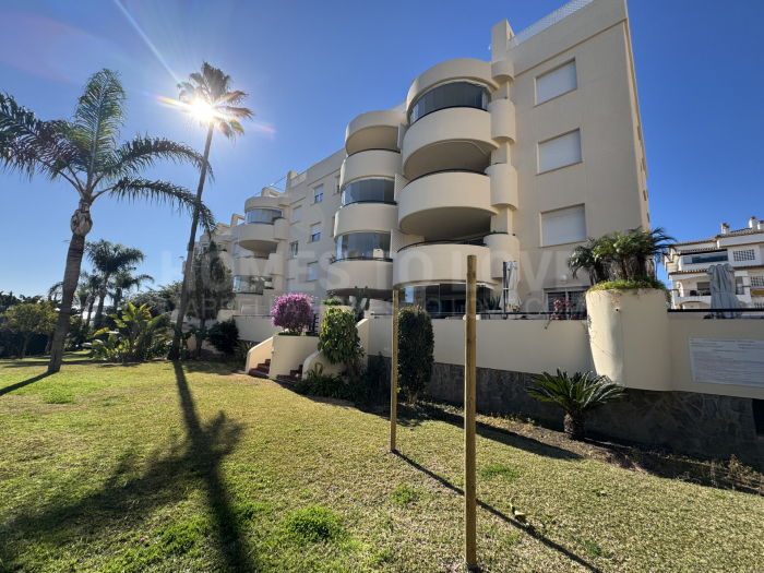 Bonito apartamento con vistas al mar situado justo en la Milla de Oro de Marbella!