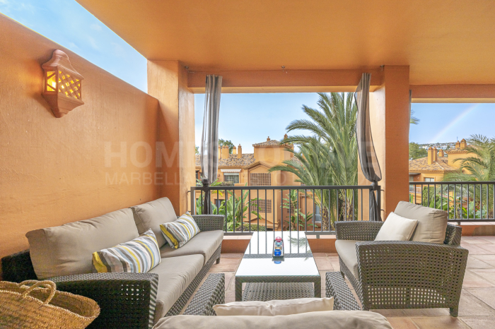 Apartamento luminoso con 2 plazas de aparcamiento en venta en Atalaya Fairways, Benahavís