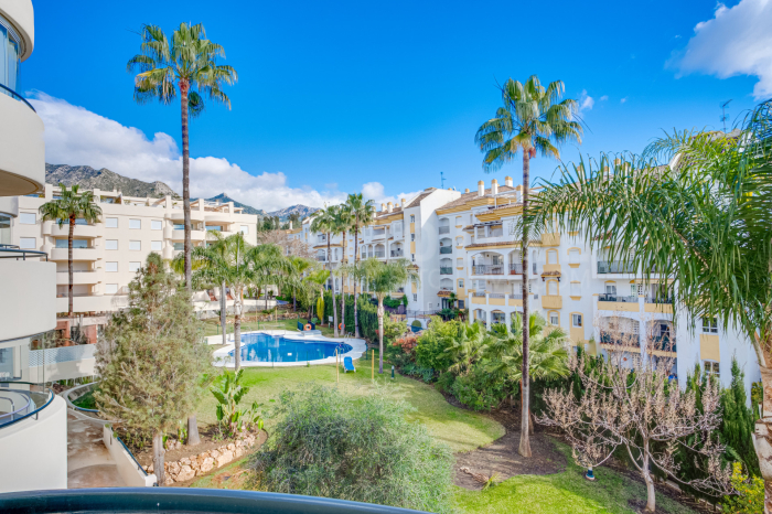 Magnifique appartement de deux chambres situé à Gran Ducado, une communauté fermée sur le Golden Mile de Marbella